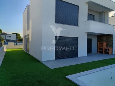 Moradia isolada t3, c/piscina e garagem, em azeitão