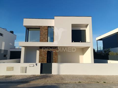 Moradia isolada t3, c/piscina e garagem, em azeitão