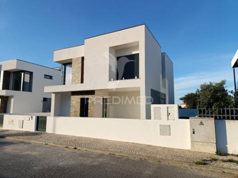 Moradia isolada t3, c/piscina e garagem, em azeitão