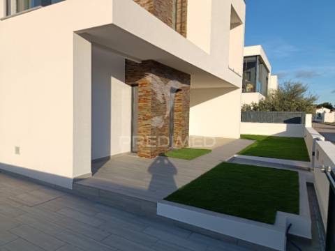 Moradia isolada t3, c/piscina e garagem, em azeitão