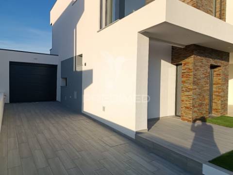 Moradia isolada t3, c/piscina e garagem, em azeitão