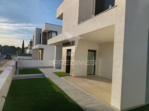 Moradia isolada t3, c/piscina e garagem, em azeitão