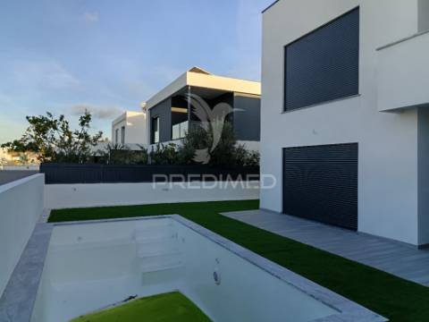 Moradia isolada t3, c/piscina e garagem, em azeitão