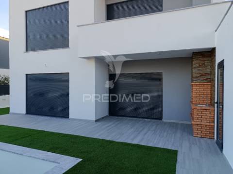 Moradia isolada t3, c/piscina e garagem, em azeitão