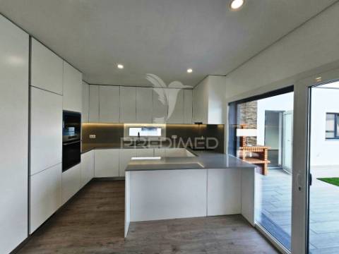 Moradia isolada t3, c/piscina e garagem, em azeitão