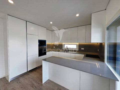 Moradia isolada t3, c/piscina e garagem, em azeitão