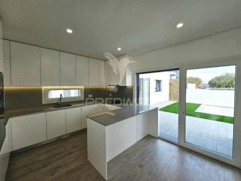 Moradia isolada t3, c/piscina e garagem, em azeitão