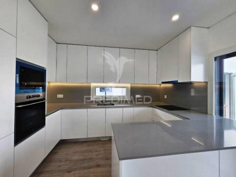 Moradia isolada t3, c/piscina e garagem, em azeitão