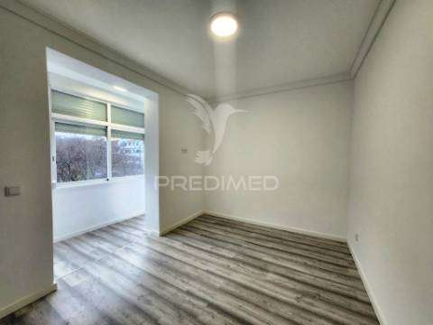 Apartamento t1, renovado , ao jardim constantino - lisboa