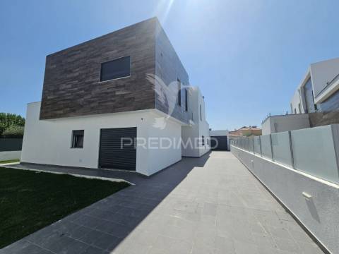 Moradia isolada t5, c/piscia e garagem, brejoeira - azeitão