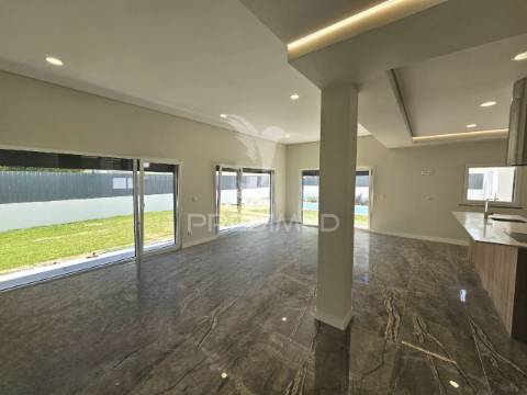 Moradia isolada t5, c/piscia e garagem, brejoeira - azeitão