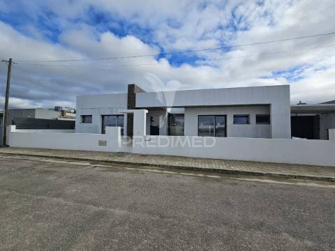 Moradia isolada t4, c/piscina e box, em oleiros - azeitão