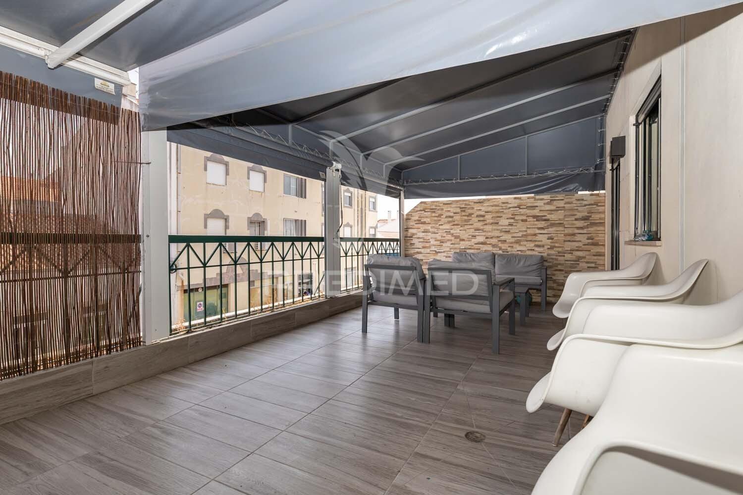 Apartamento t3 remodelado com dois terraços no centro do montijo