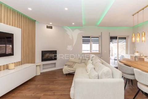 Apartamento t3 remodelado com dois terraços no centro do montijo