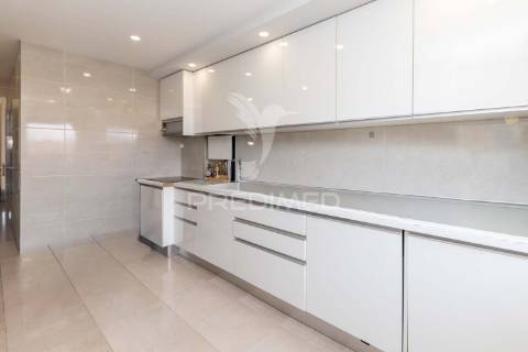 Apartamento t3 remodelado com dois terraços no centro do montijo