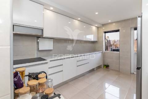 Apartamento t3 remodelado com dois terraços no centro do montijo