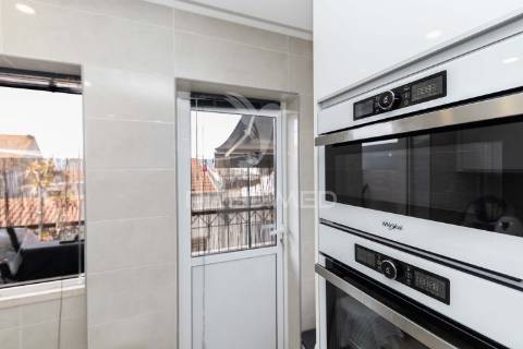 Apartamento t3 remodelado com dois terraços no centro do montijo