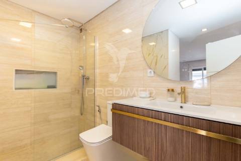 Apartamento t3 remodelado com dois terraços no centro do montijo