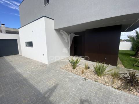 Moradia isolada na aroeira