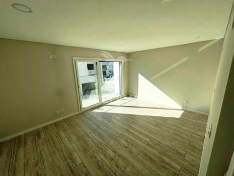 Moradia banda t4, c/piscina e cave, em alcochete