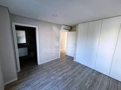 Moradia banda t4, c/piscina e cave, em alcochete