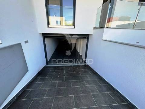 Moradia banda t4, c/piscina e cave, em alcochete