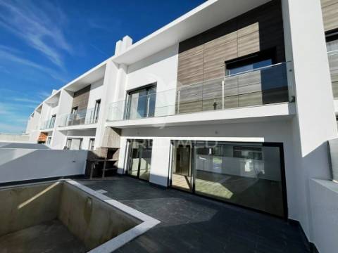 Moradia banda t4, c/piscina e cave, em alcochete