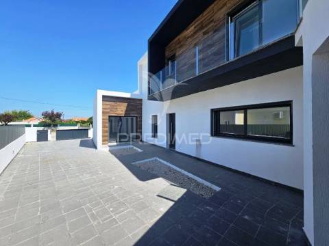 Moradia isolada t5, c/piscina e box, na brejoeira - azeitão