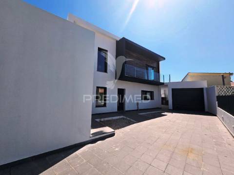 Moradia isolada t5, c/piscina e box, na brejoeira - azeitão