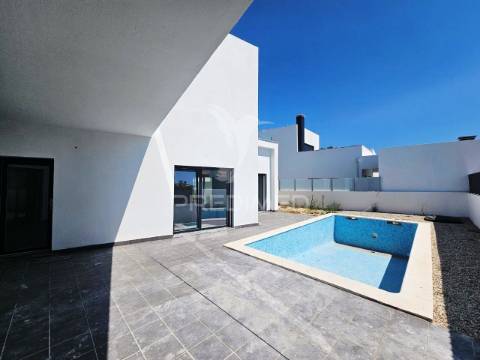 Moradia isolada t5, c/piscina e box, na brejoeira - azeitão