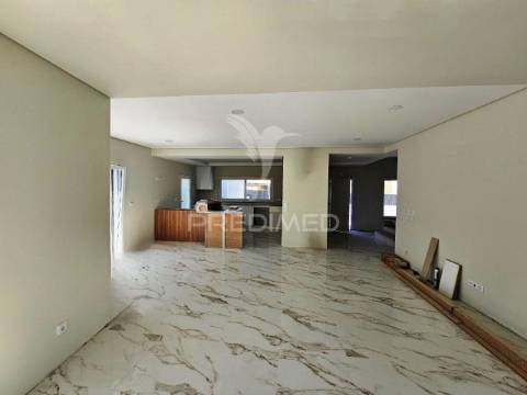 Moradia isolada t5, c/piscina e box, na brejoeira - azeitão