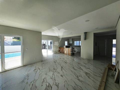 Moradia isolada t5, c/piscina e box, na brejoeira - azeitão