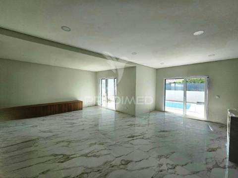 Moradia isolada t5, c/piscina e box, na brejoeira - azeitão