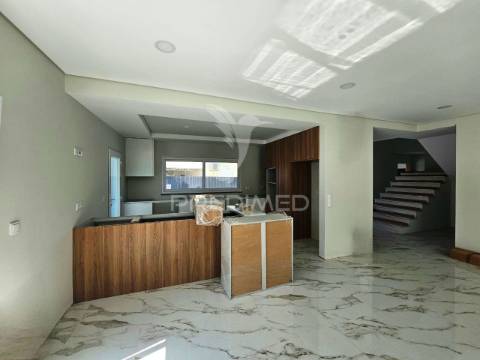 Moradia isolada t5, c/piscina e box, na brejoeira - azeitão