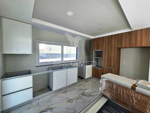 Moradia isolada t5, c/piscina e box, na brejoeira - azeitão