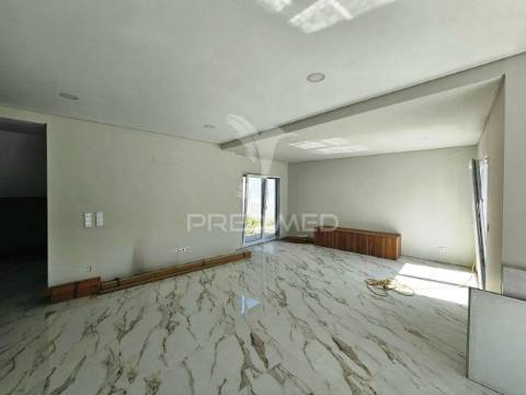 Moradia isolada t5, c/piscina e box, na brejoeira - azeitão