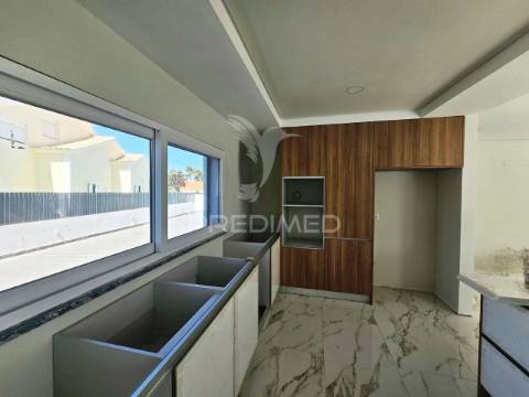 Moradia isolada t5, c/piscina e box, na brejoeira - azeitão