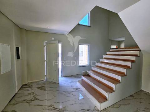 Moradia isolada t5, c/piscina e box, na brejoeira - azeitão