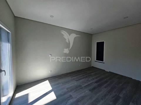 Moradia isolada t5, c/piscina e box, na brejoeira - azeitão