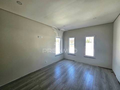 Moradia isolada t5, c/piscina e box, na brejoeira - azeitão