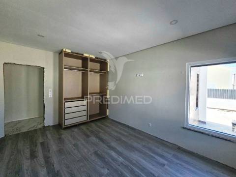 Moradia isolada t5, c/piscina e box, na brejoeira - azeitão