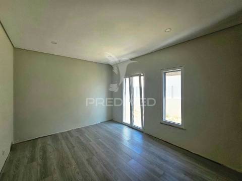 Moradia isolada t5, c/piscina e box, na brejoeira - azeitão