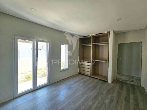 Moradia isolada t5, c/piscina e box, na brejoeira - azeitão