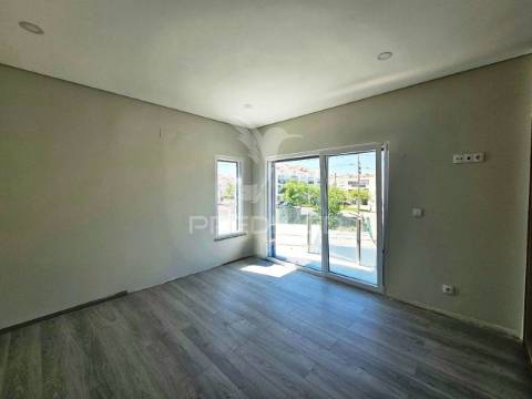 Moradia isolada t5, c/piscina e box, na brejoeira - azeitão