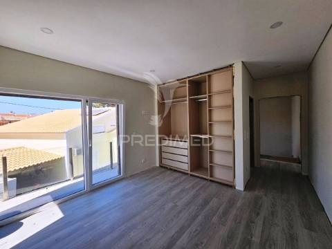 Moradia isolada t5, c/piscina e box, na brejoeira - azeitão