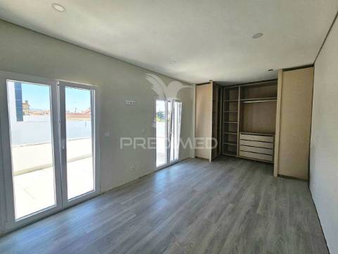 Moradia isolada t5, c/piscina e box, na brejoeira - azeitão