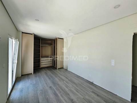 Moradia isolada t5, c/piscina e box, na brejoeira - azeitão