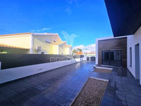 Moradia isolada t5, c/piscina e box, na brejoeira - azeitão
