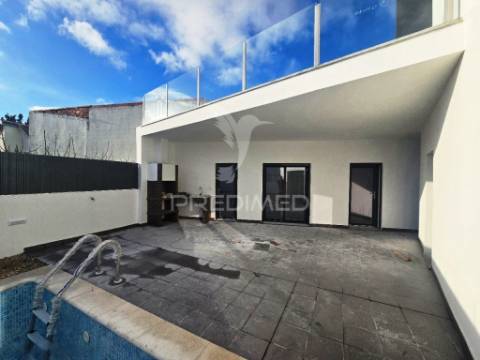 Moradia isolada t5, c/piscina e box, na brejoeira - azeitão