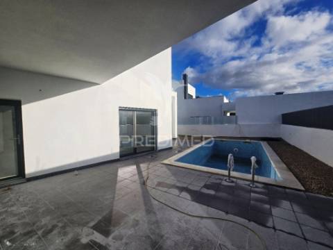 Moradia isolada t5, c/piscina e box, na brejoeira - azeitão